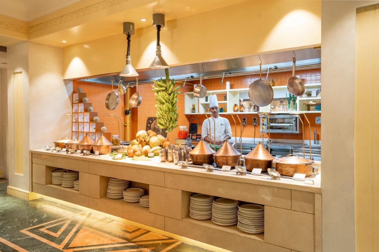 Holiday Inn Agra Mg Road An Ihg Hotel Exterior foto A buffet at a hotel