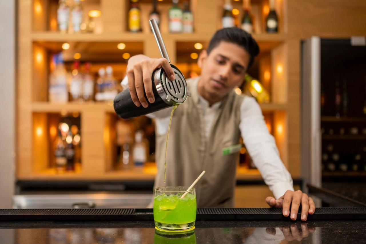 Holiday Inn Agra Mg Road An Ihg Hotel Exterior foto A bartender making a cocktail