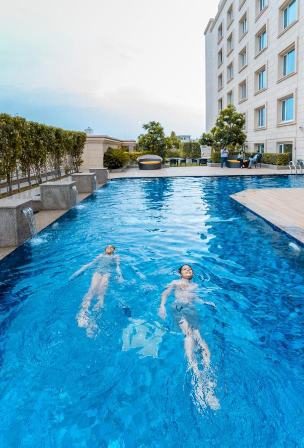 Holiday Inn Agra Mg Road An Ihg Hotel Exterior foto Swimming pool at the hotel