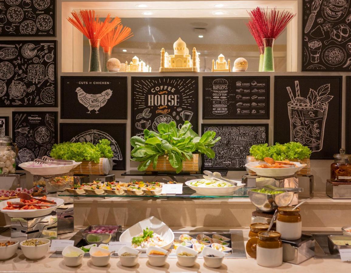 Holiday Inn Agra Mg Road An Ihg Hotel Exterior foto A salad bar